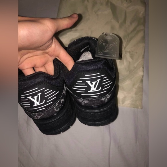 Louis Vuitton Trainer Sneaker - Picture 3 of 4